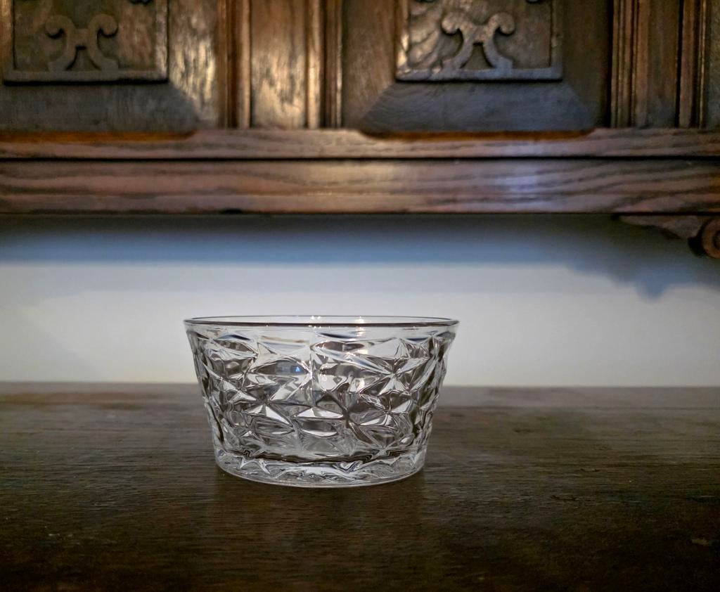 4 nieuw in doos in reliëf geslepen ruime glazen schaaltjes, Ophalen of Verzenden, Nieuw, Rond, Glas