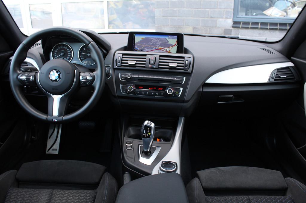 BMW 1-serie 116i Executive M Sport / Xenon / Trekhaak / N.A., Auto's, BMW, Gebruikt, 4 cilinders, Zwart, Origineel Nederlands