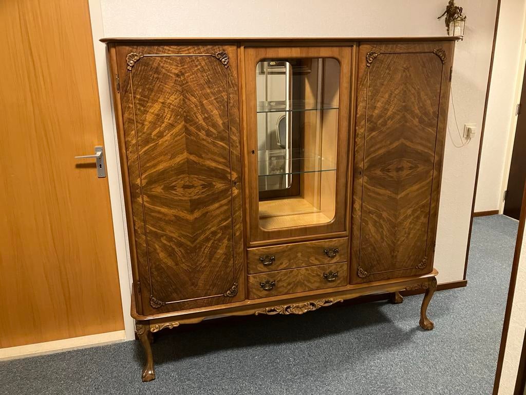 Notenhouten Chippendale kast met bal en klauwpoten, Ophalen