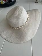Elegante witte zonnehoed met lichte gouden ketting, Kleding | Dames, Hoeden en Petten, Ophalen of Verzenden, Zo goed als nieuw