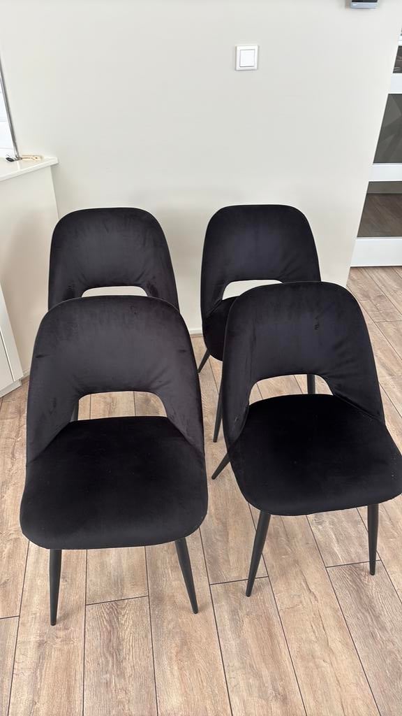 4 velours zwarte stoelen van kwantum, Huis en Inrichting, Stoelen, Ophalen, Zo goed als nieuw, Zwart