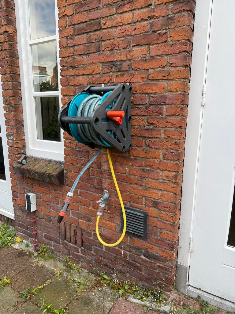 Gardena Muurbevestigde Tuinslanghaspel met Slang: 15meters, Tuin en Terras, Tuinslangen, Ophalen, Gebruikt, Tuinslanghaspel