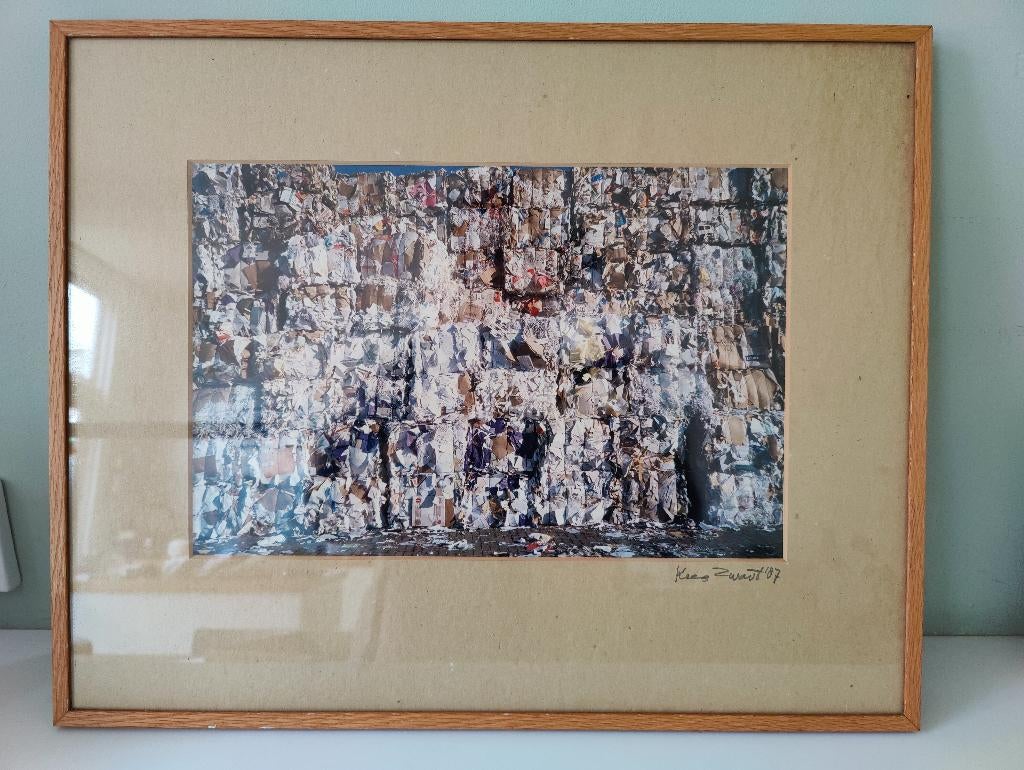Foto Kees Zwart (Den Haag, 1929) — Balen afvalpapier, 1987, Gebruikt, 1980 tot heden, Foto, Ophalen of Verzenden