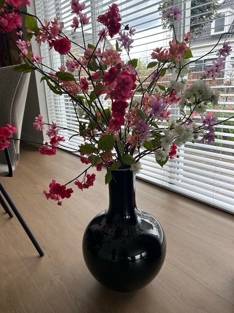 Grote handgemaakte zwarte vaas met Silca Flowers takken, Ophalen, Zwart, Aardewerk of Porselein, Zo goed als nieuw