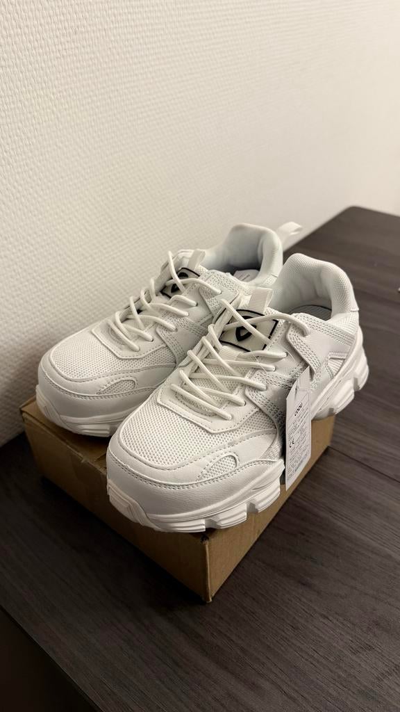 Witte werkschoenen maat 36 (valt als 35), Ophalen of Verzenden, Zo goed als nieuw, Wit, Sneakers of Gympen