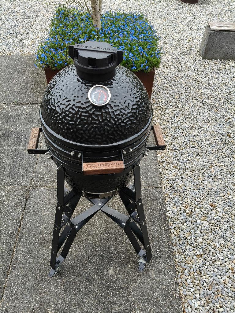 Bastard Compact BBQ, Tuin en Terras, Houtskoolbarbecues, Ophalen, Zo goed als nieuw, The Bastard, Met accessoires