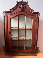 Antieke houten wandvitrine met glas en fleur-de-lis, Ophalen of Verzenden