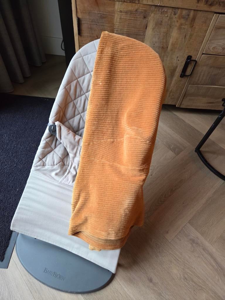 BabyBjörn Wipstoel Bliss - Beige met Gordel en speelmobiel, Ophalen, Zo goed als nieuw, Overige typen, Gordel(s)