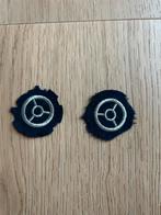 Kmar burger chauffeur emblemen 2x, Verzamelen, Ophalen of Verzenden, Marechaussee, Nederland, Embleem of Badge