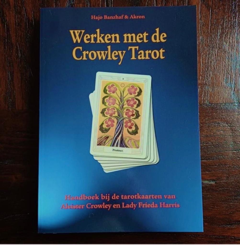 Werken met de Crowley Tarot  - Hajo Banzhaf & Akron, Boeken, Spiritualiteit algemeen, Overige typen, Ophalen of Verzenden, Zo goed als nieuw