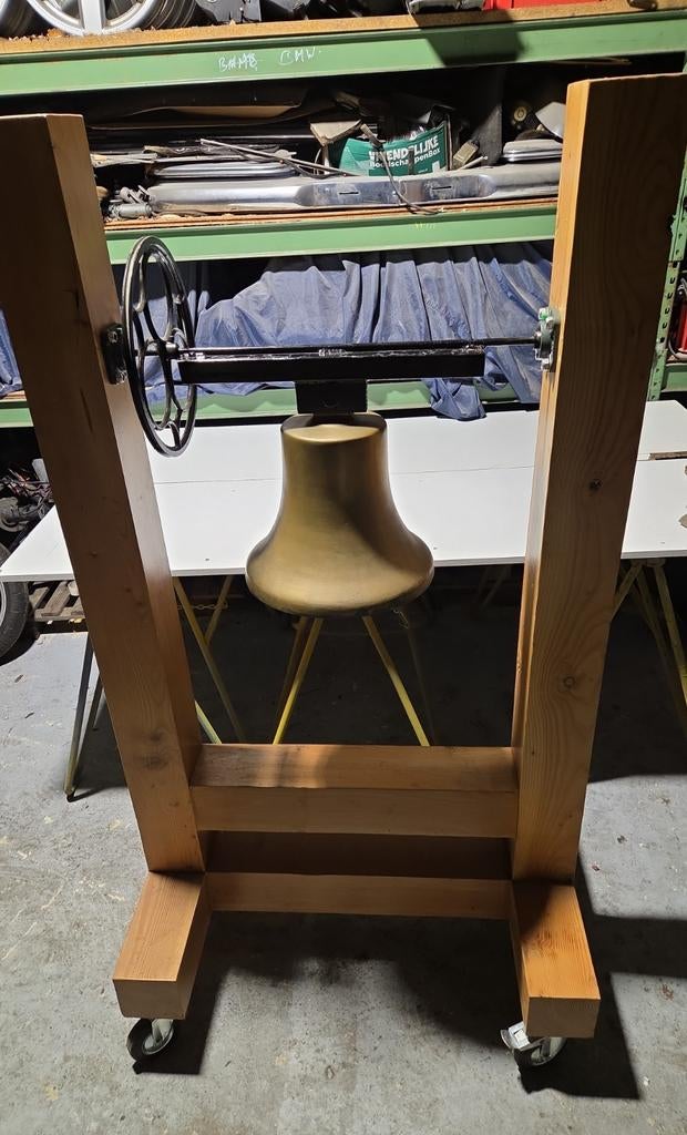 Messing Klok met Houten Standaard - Uniek Decoratiestuk, Antiek en Kunst, Ophalen of Verzenden