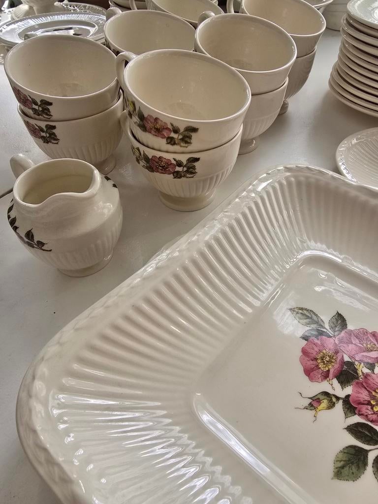Wedgwood servies set – Briar Rose (met extra items), Ophalen, Zo goed als nieuw, Wedgwood, Porselein