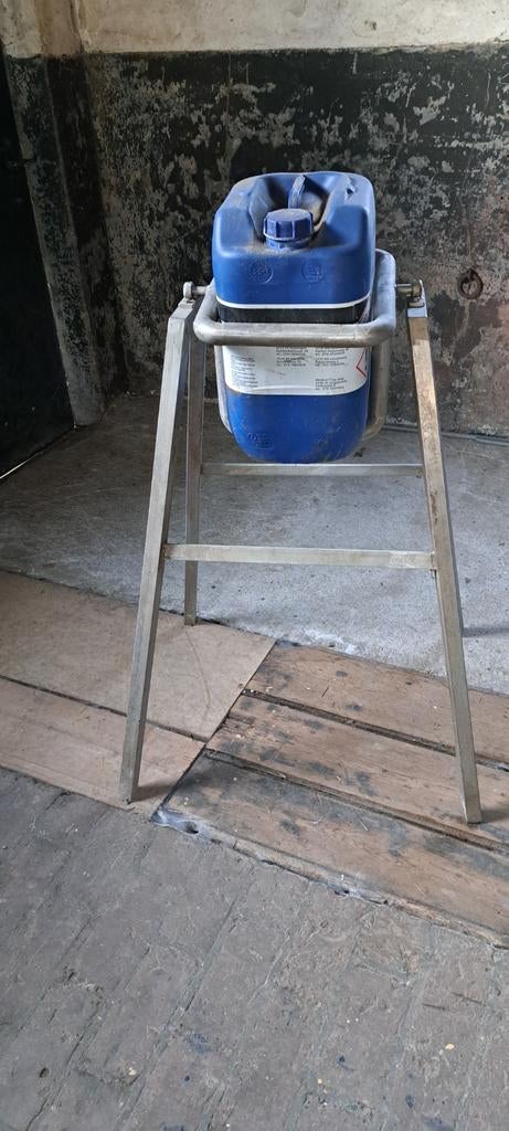 Stevige metalen jerrycan houder / standaard