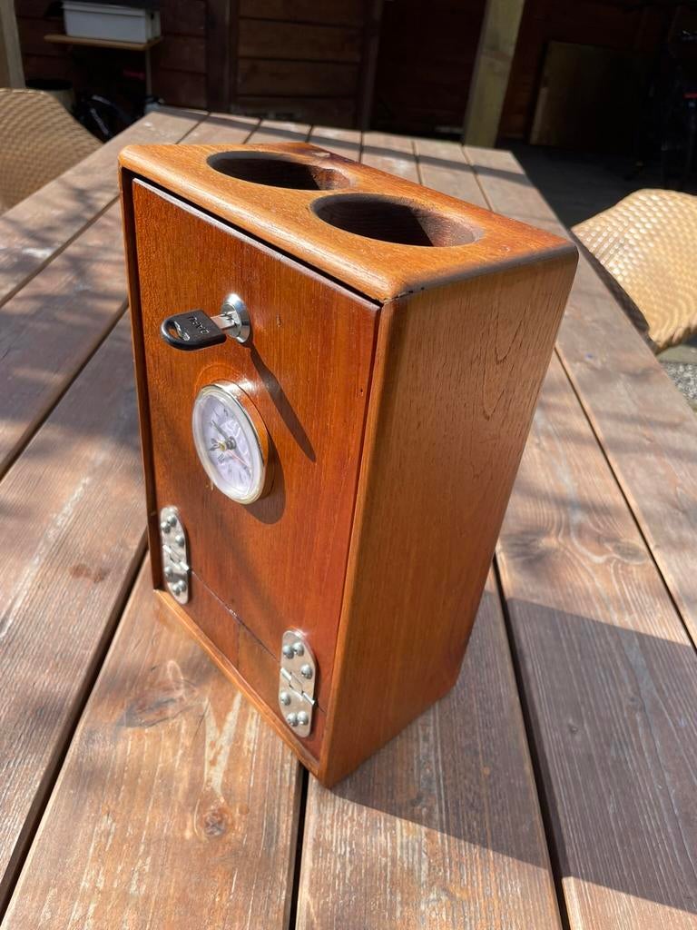 Kastje met klok en glashouders en slotje, Ophalen of Verzenden, Zo goed als nieuw, Kombuis en Sanitair