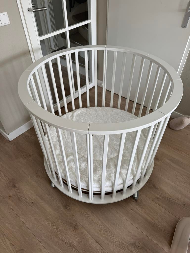 Ronde baby box met wieltjes wit, Kinderen en Baby's, Boxen, Ophalen, Zo goed als nieuw, Rond, Boxkleed