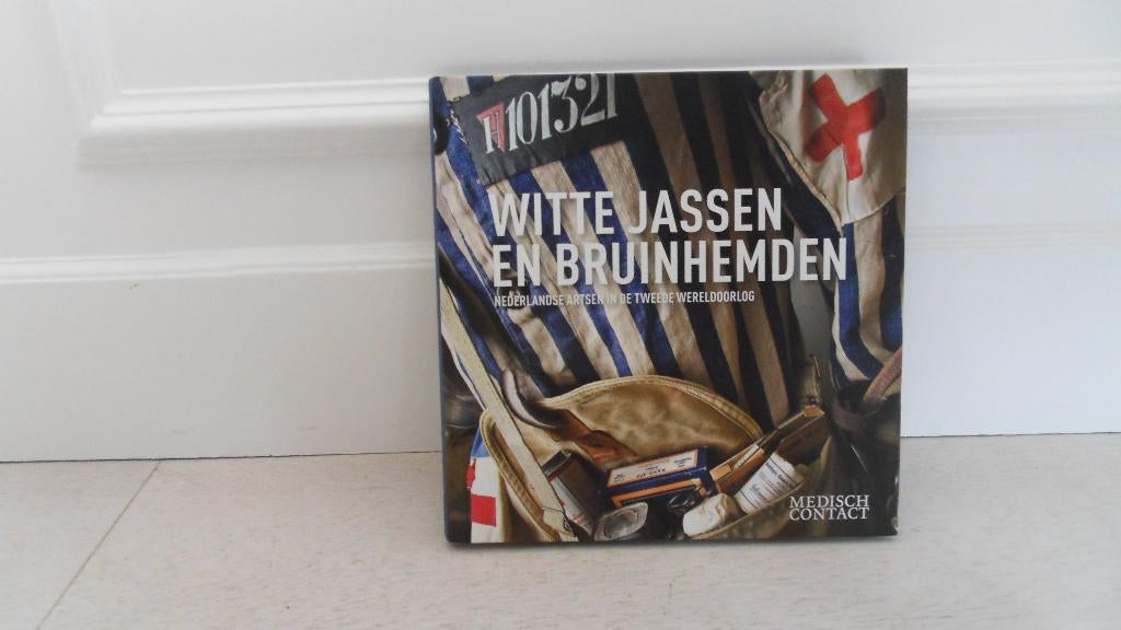 Witte jassen en bruinhemden ( Nederlandse artsen in WO II ), Ophalen of Verzenden, Tweede Wereldoorlog, Gelezen, Overige onderwerpen