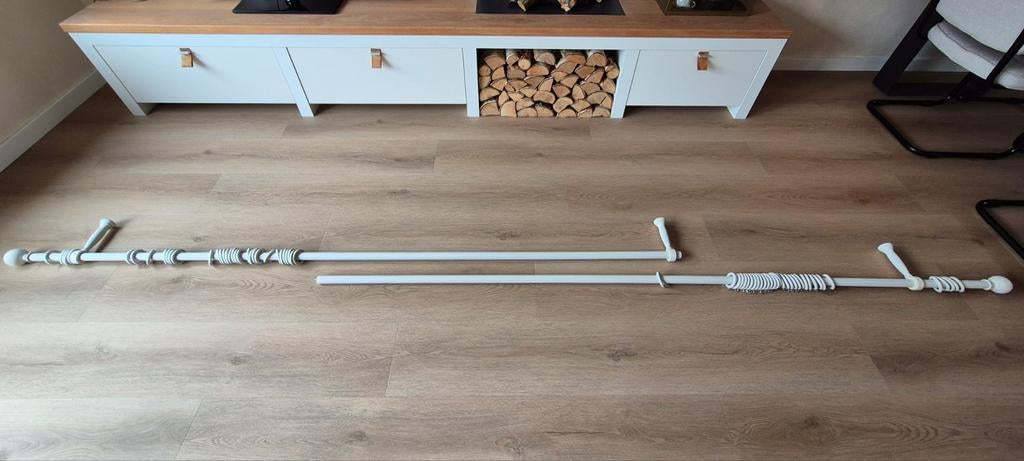 Gordijnroedes 2x 2m40 incl gordijnringen eindknop en steunen, Huis en Inrichting, Stoffering | Gordijnen en Lamellen, Ophalen