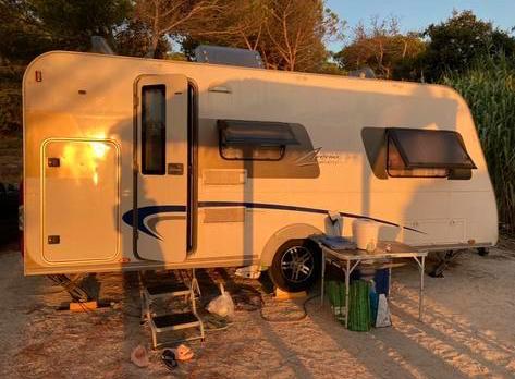 Bürstner Averso Fifty 480 TK Stapelbed Mover Voortent Douche, Caravans en Kamperen, Caravans, Particulier, Treinzit, Dwarsbed