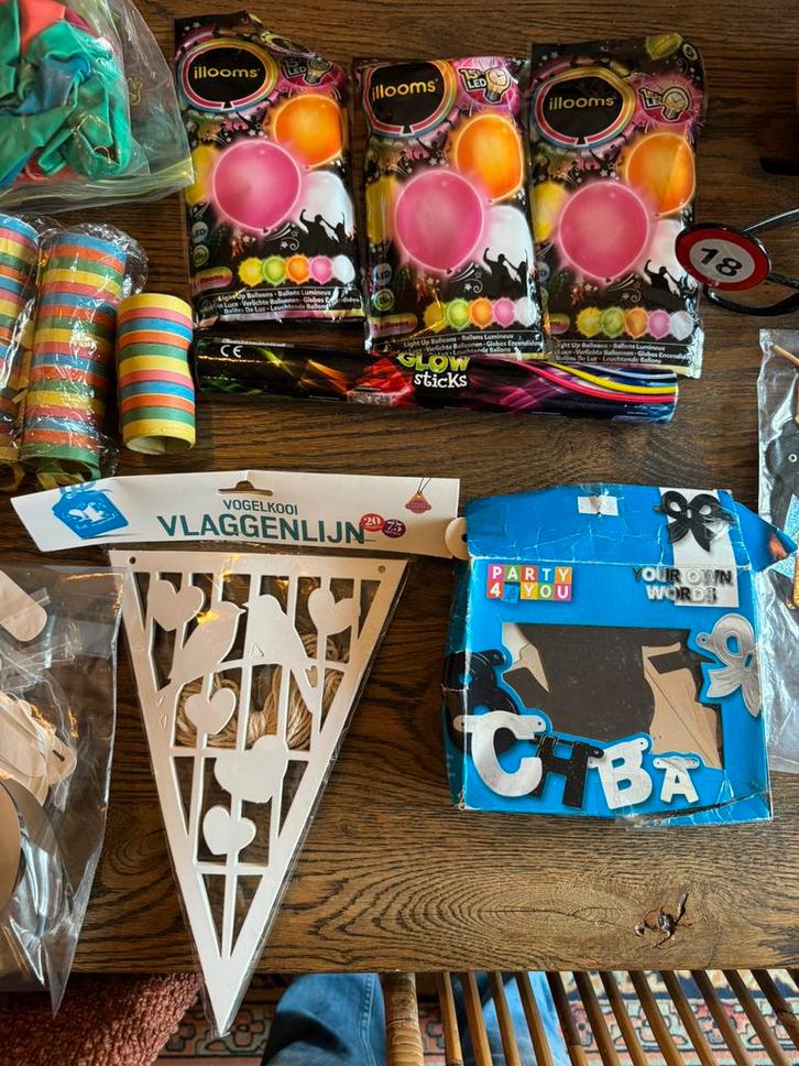 Grote partij feestartikelen, Hobby en Vrije tijd, Feestartikelen, Zo goed als nieuw, Versiering, Verjaardag, Ophalen of Verzenden