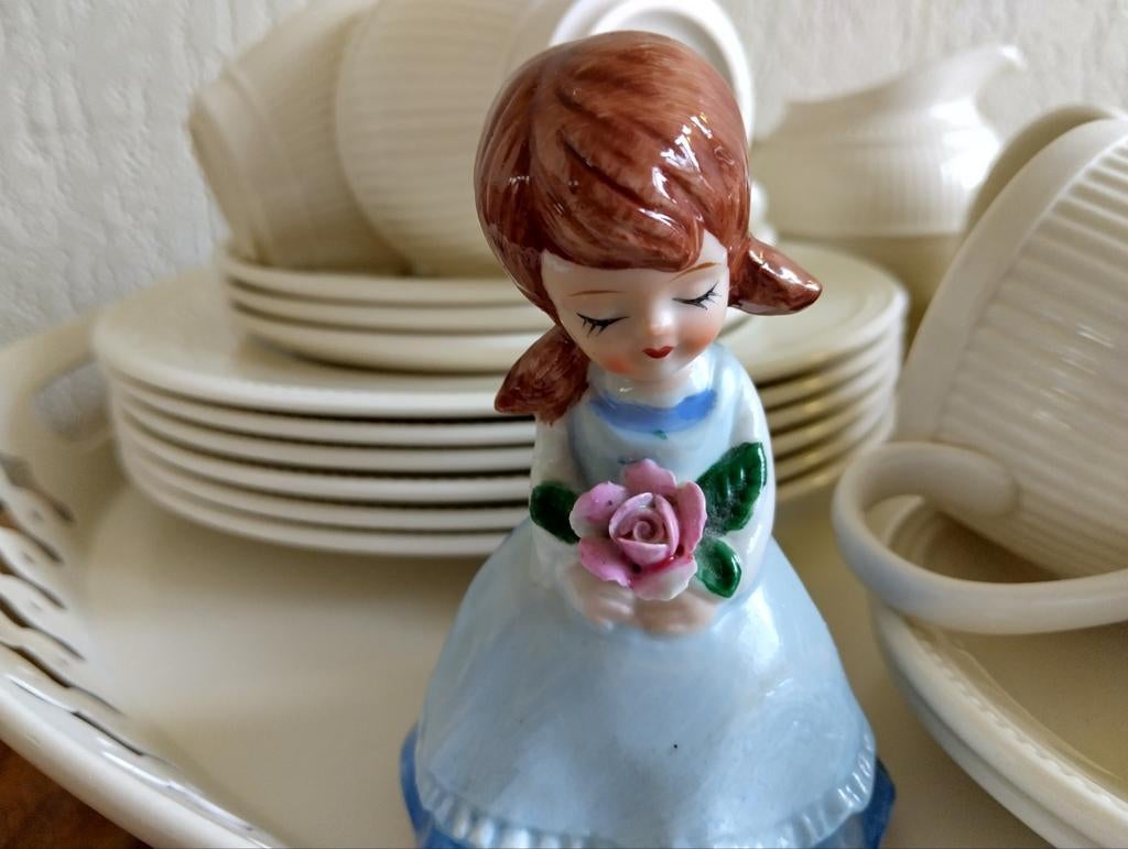 Vintage porseleinen beeldje van meisje met roos, Antiek en Kunst, Antiek | Porselein, Ophalen of Verzenden