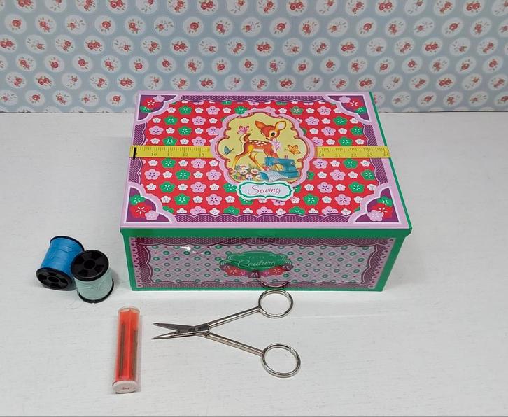 Naaigerei blikje Fiona Hewitt afbeeldingen, Antiek en Kunst, Curiosa en Brocante, Ophalen of Verzenden