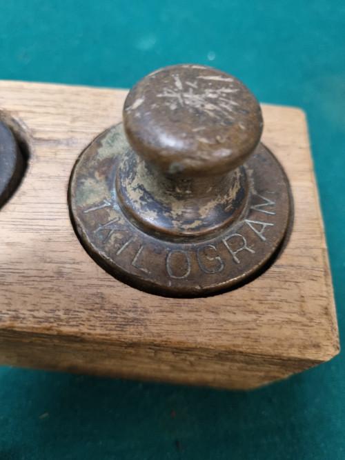 Gewichten vintage messing in houten blok, Ophalen of Verzenden