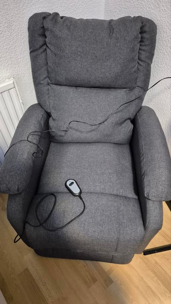 Comfortabele grijze relaxfauteuil met afstandsbediening, Ophalen, Modern, Comfortabel, Gebruikt, 75 tot 100 cm