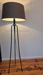 Staande driepoot lamp met grote grijze kap, Ophalen, Gebruikt, Overige materialen, 150 tot 200 cm