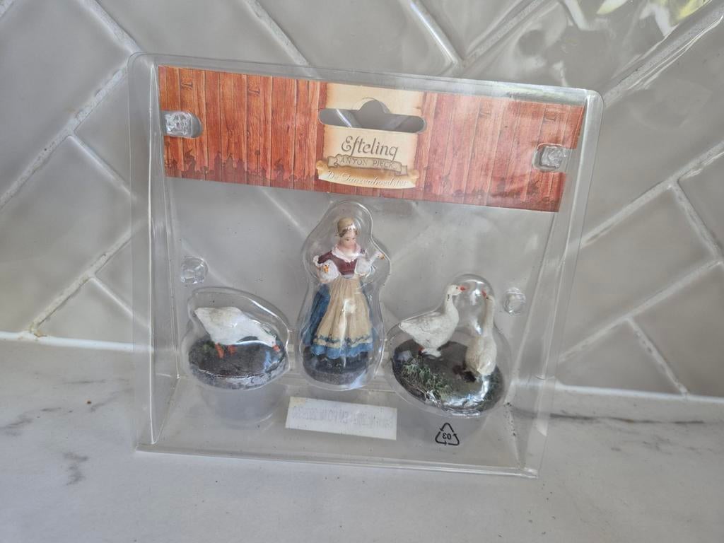 Efteling Luville De Ganzenhoedster met ganzen beeldjes, Ophalen of Verzenden, Nieuw, Beeldje of Poppetje