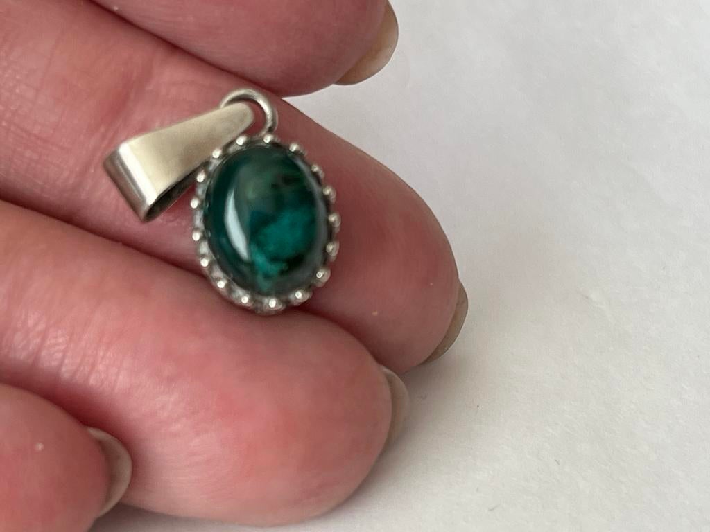 Zilveren hanger met Malachiet, gekeurd, 2,2 cm lang, Sieraden, Tassen en Uiterlijk, Overige voorstellingen, Verzenden, Zo goed als nieuw