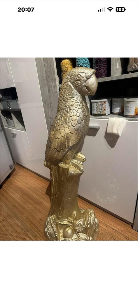 Gouden ara beeld op boomstronk, Ophalen of Verzenden, Gebruikt, Beton, Dierenbeeld