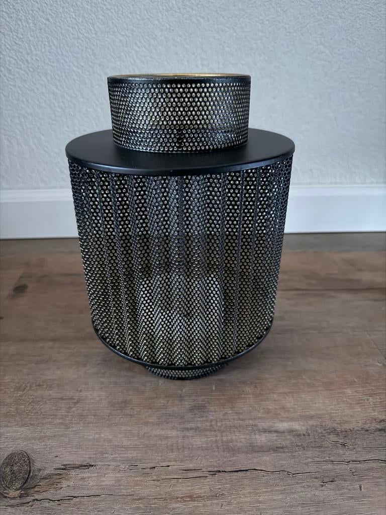 Zwarte metalen kandelaar met goudkleurige binnenkant, Huis en Inrichting, Woonaccessoires | Kandelaars en Kaarsen, Gebruikt, 25 tot 50 cm