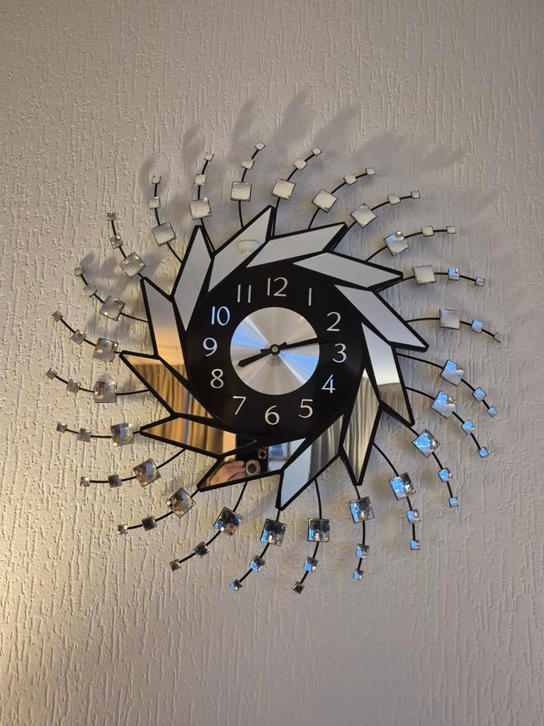 Moderne Wandklok met Spiegel en Kristallen, Huis en Inrichting, Woonaccessoires | Klokken, Ophalen of Verzenden, Zo goed als nieuw