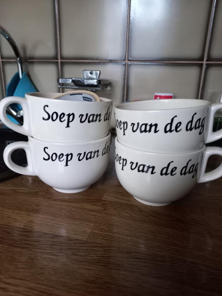 4 soepkommen, Ophalen of Verzenden, Aardewerk, Overige stijlen, Kom(men)