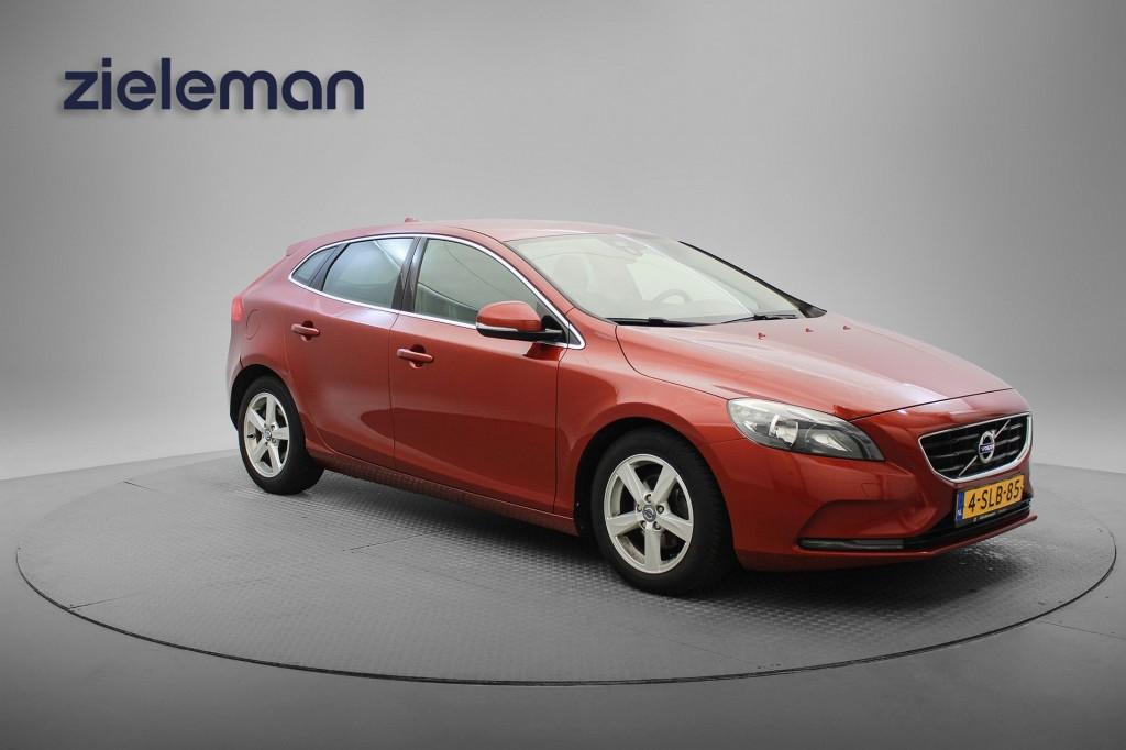 Volvo V40 1.6 D2 Momentum - Navi, Cruise, Half Leer, Trekhaa, Voorwielaandrijving, Euro 5, Gebruikt, 4 cilinders