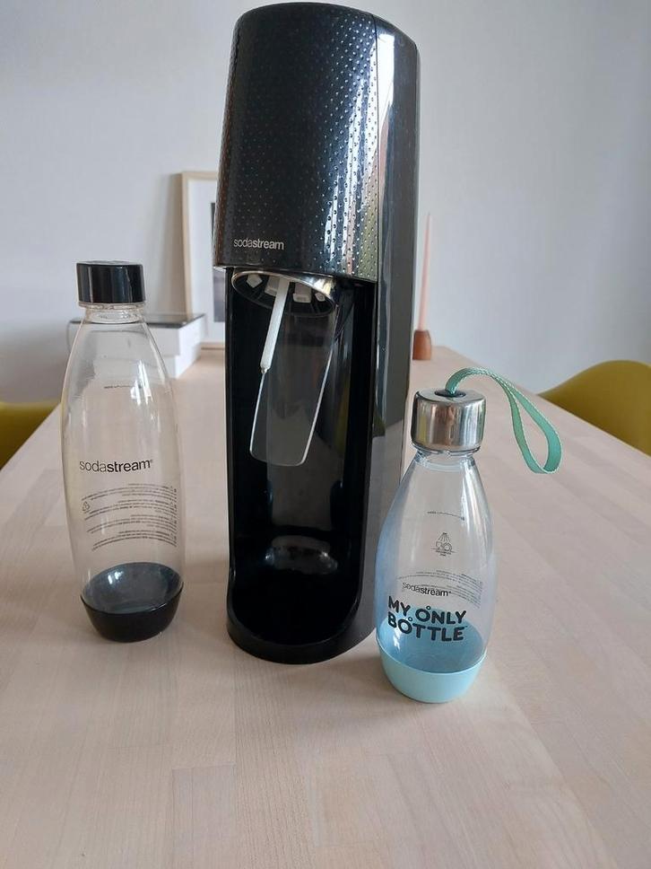 Sodastream met 2 flessen en CO2-cilinder, Witgoed en Apparatuur, Bruiswatermachines, Zo goed als nieuw, Ophalen of Verzenden