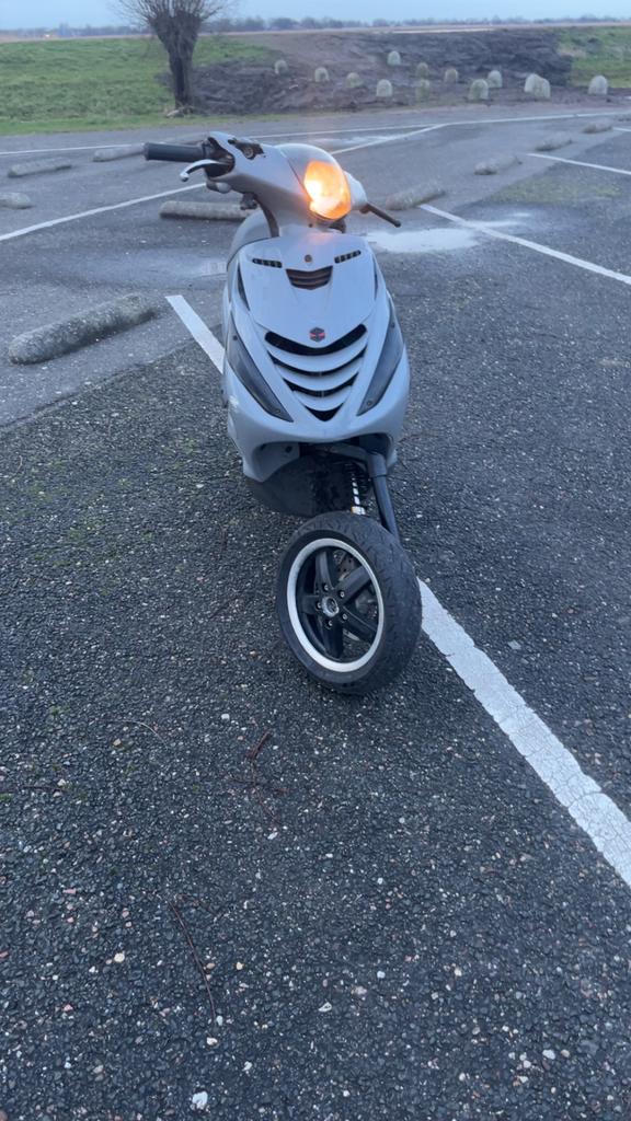 Niks, Fietsen en Brommers, Scooters | Piaggio, Ophalen of Verzenden, Zo goed als nieuw, Benzine, Overige modellen