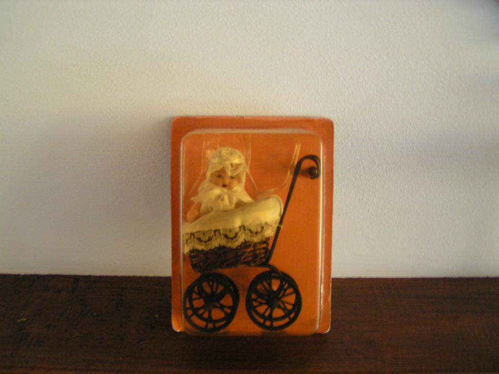 Een Nieuw Klein Popje in een Kinderwagentje, Verzamelen, Poppen, Ophalen of Verzenden, Nieuw, Pop