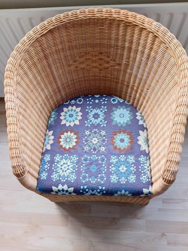 Rotan stoel met kussen, Bruin, Riet of Rotan, Ophalen of Verzenden, Zo goed als nieuw