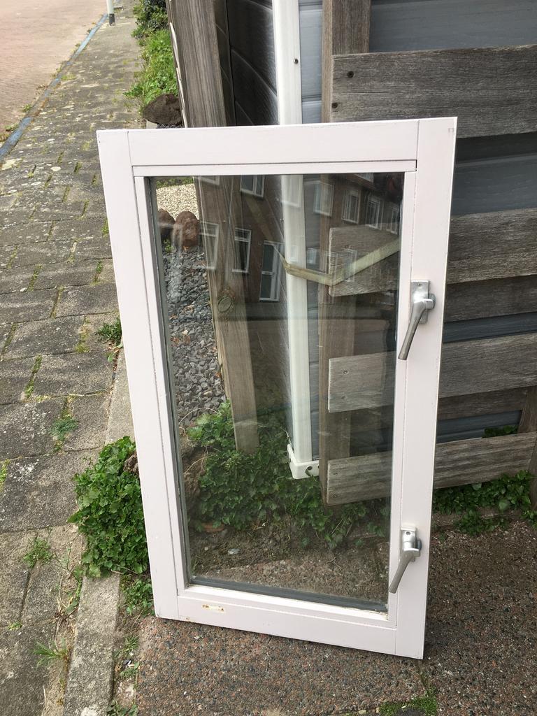 Hardhouten raam met dubbel glas en twee raamsluitingen, Doe-het-zelf en Verbouw, Glas en Ramen, Ophalen, Gevelraam of Ruit, Gebruikt