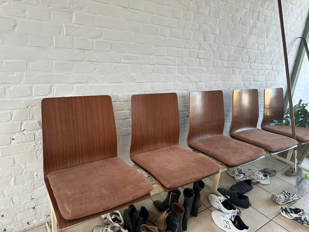 Jaren '70 rij wachtkamerstoelen, Huis en Inrichting, Ophalen, Gebruikt, Bruin, Vijf, Zes of meer stoelen