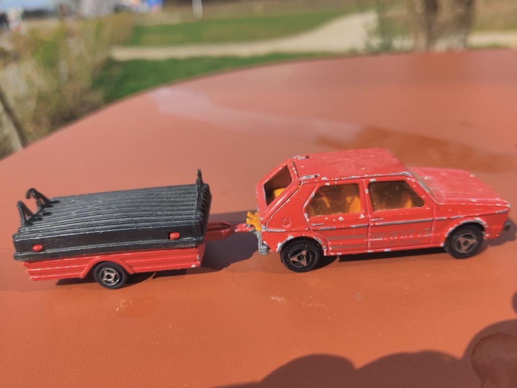 Majorette Volkswagen Golf met aanhanger - Vintage Speelgoed, Hobby en Vrije tijd, Modelauto's | Overige schalen, Ophalen of Verzenden