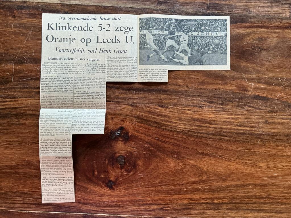 Voetbal krantenartikel Nederland Leeds United 5-2 mei 1965, Verzamelen, Tijdschriften, Kranten en Knipsels, Ophalen of Verzenden