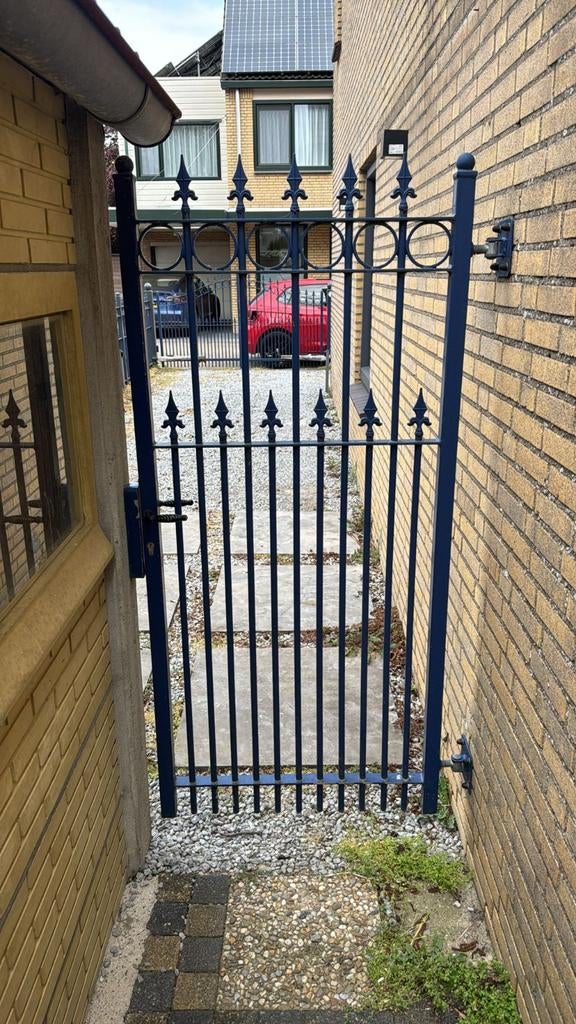 Blauw smeedijzeren tuinhek, Ophalen