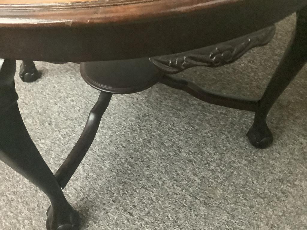 Antieke ronde salontafel met klauwpoten, Ophalen