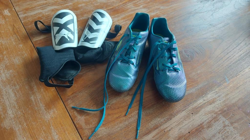 Voetbalschoenen maat 37 met scheenbeschermers maat M, Sport en Fitness, Voetbal, Set, Gebruikt, Maat M, Ophalen of Verzenden