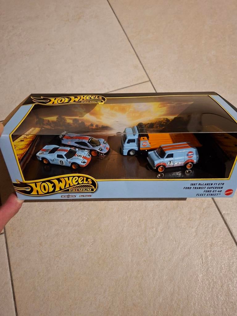 Hot Wheels Premium Fleet Street Gulf Set - Nieuw in doos, Hobby en Vrije tijd, Modelauto's | Overige schalen, Ophalen of Verzenden