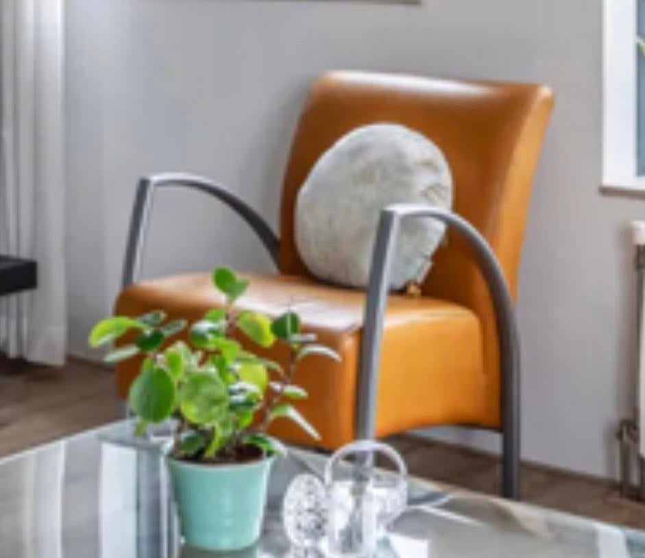 Comfortabele fauteuil met metalen frame en leren bekleding, Huis en Inrichting, Fauteuils, Gebruikt, Leer, 75 tot 100 cm, Ophalen of Verzenden