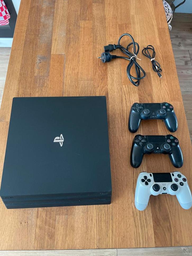 PlayStation 4 Pro met 3 controllers en kabels, Spelcomputers en Games, Spelcomputers | Sony PlayStation 4, Zo goed als nieuw, Pro