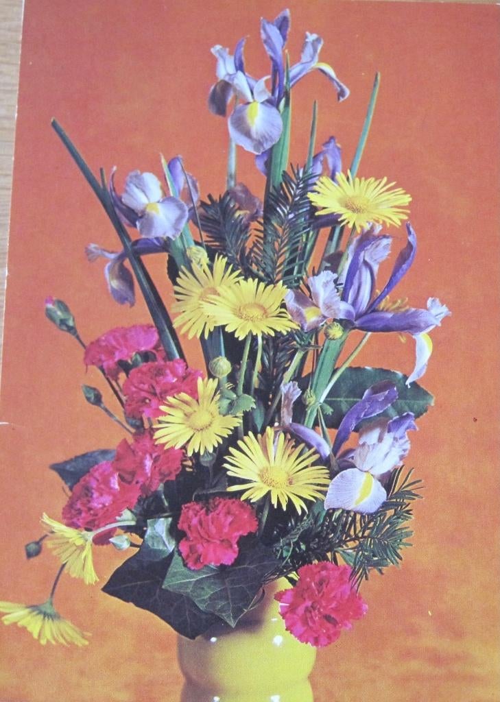 gele vaas met irissen en anjers - nieuwe ansichtkaart, Verzenden, 1980 tot heden, Ongelopen, Overige thema's